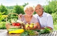 8 tipos de alimentos que no deben faltar en la dieta del adulto mayor